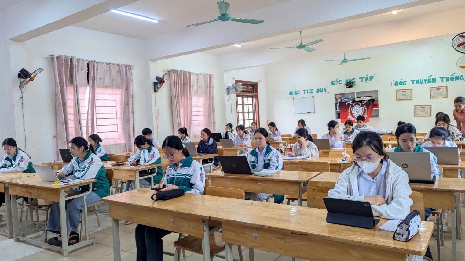 THPT GIA VIỄN A TÍCH CỰC THỰC HIỆN CHUYỂN ĐỔI SỐ TRONG GIÁO DỤC – HƯỚNG TỚI KỲ THI TỐT NGHIỆP TRÊN MÁY TÍNH