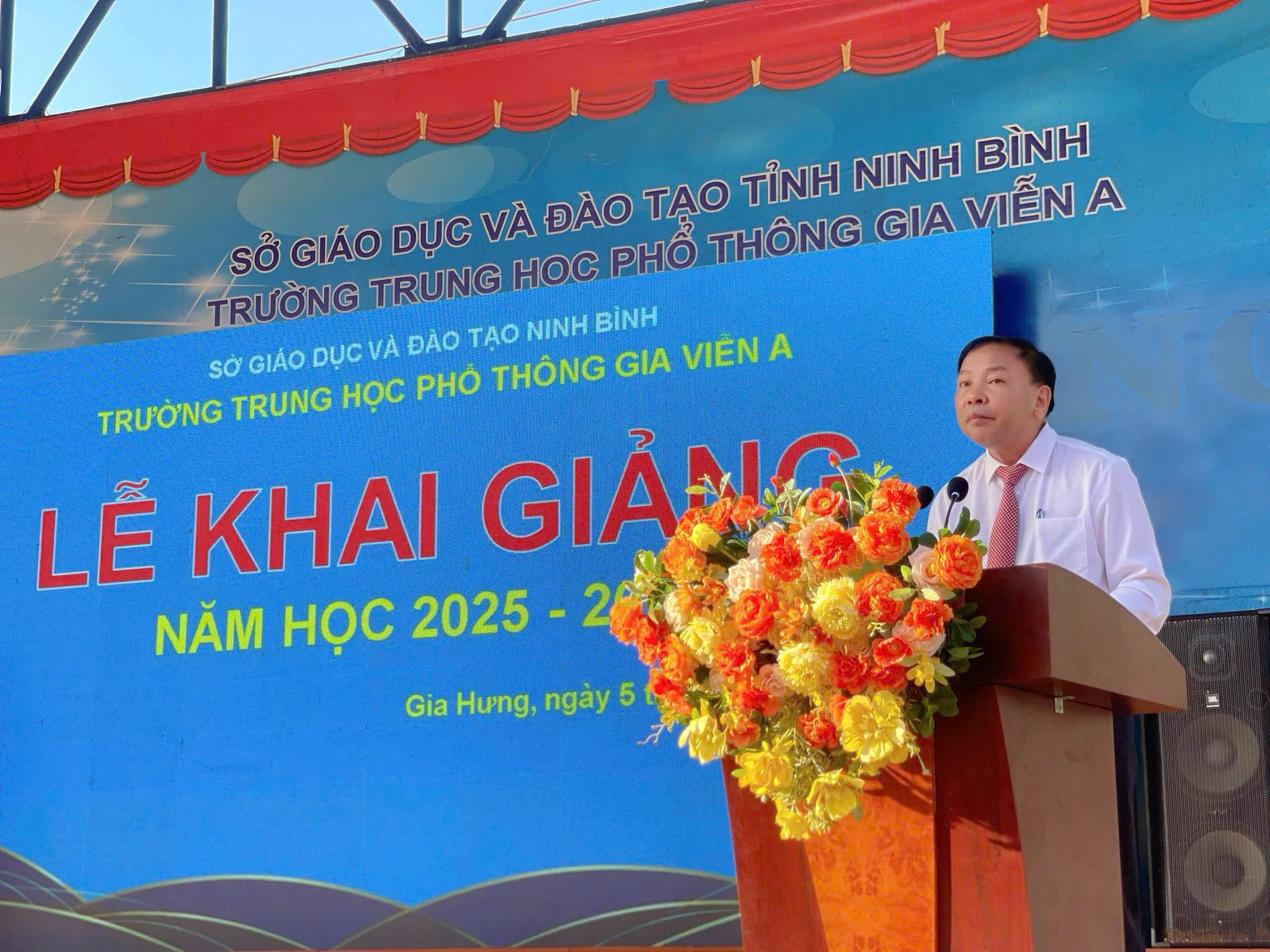 Thầy và trò THPT Gia Viễn A trong ngày khai giảng