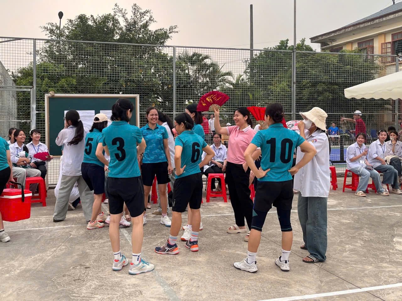 Giáo viên tham gia thi đấu