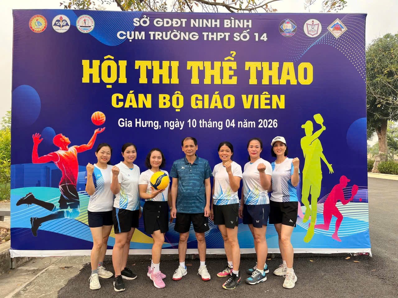 Thi đấu bóng chuyền hơi nữ